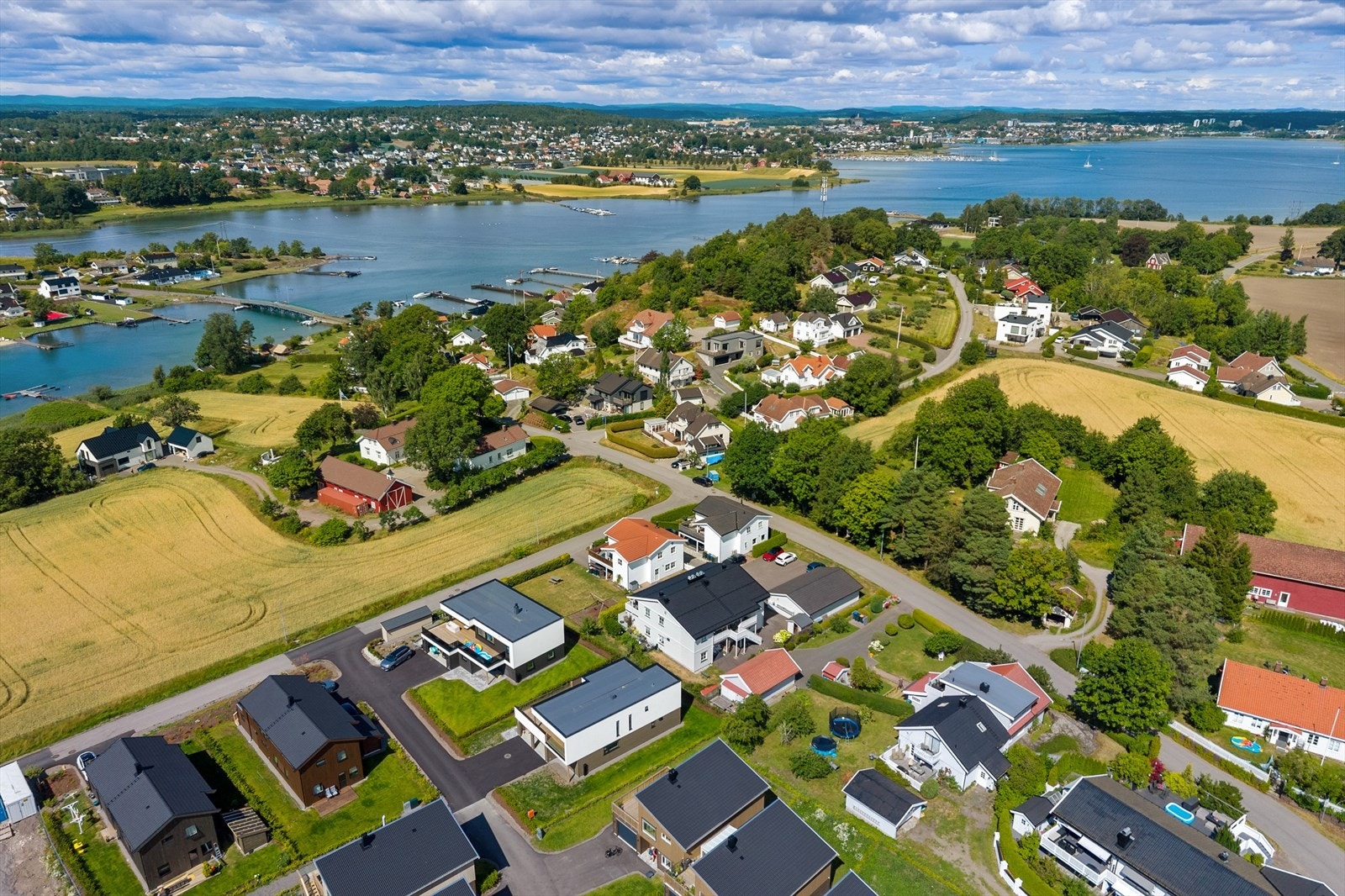 Beliggenhet på Føynland med kort vei til både sjøen, turområder og servicetilbud. Galleribilde