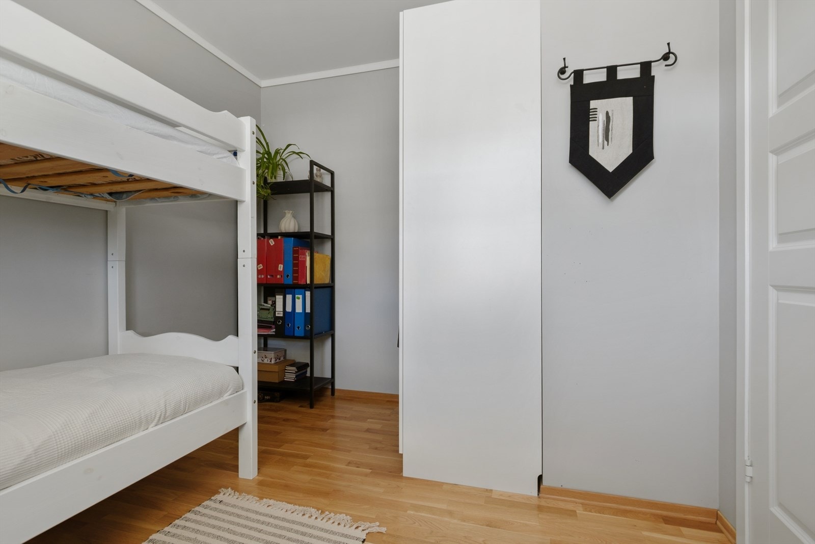 Også dette soverommet har parkett på gulvet og god plass til oppbevaring. Galleribilde