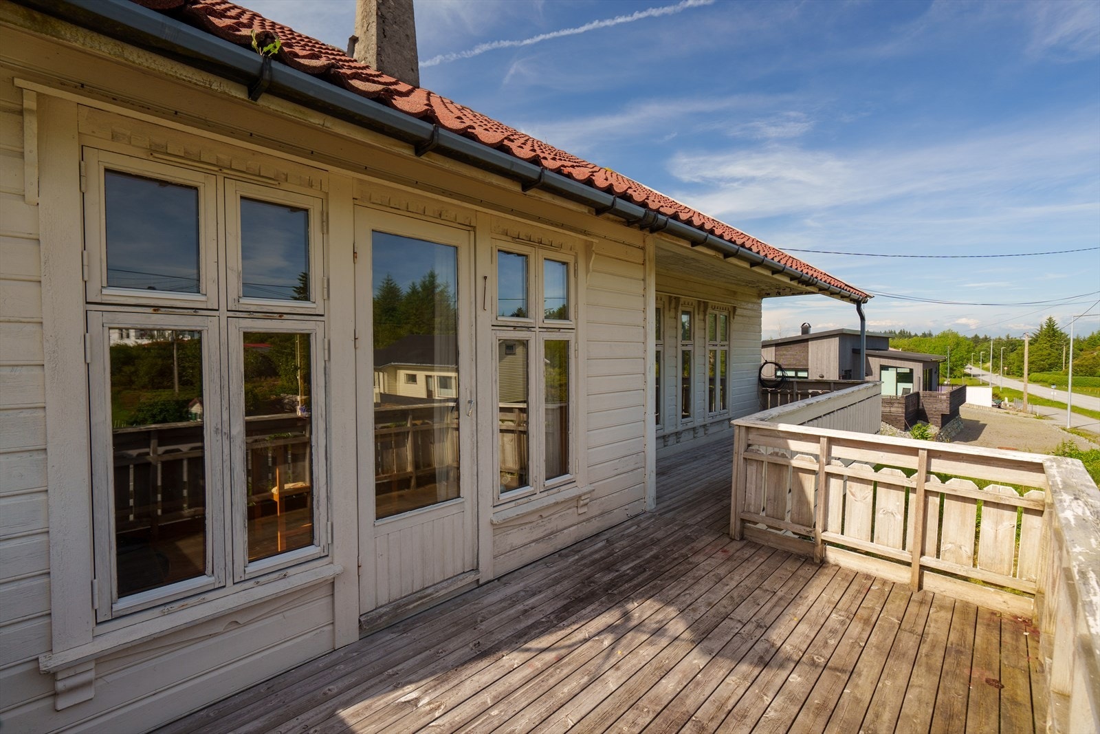 Fra spisestuen er det utgang til en romslig terrasse. Galleribilde