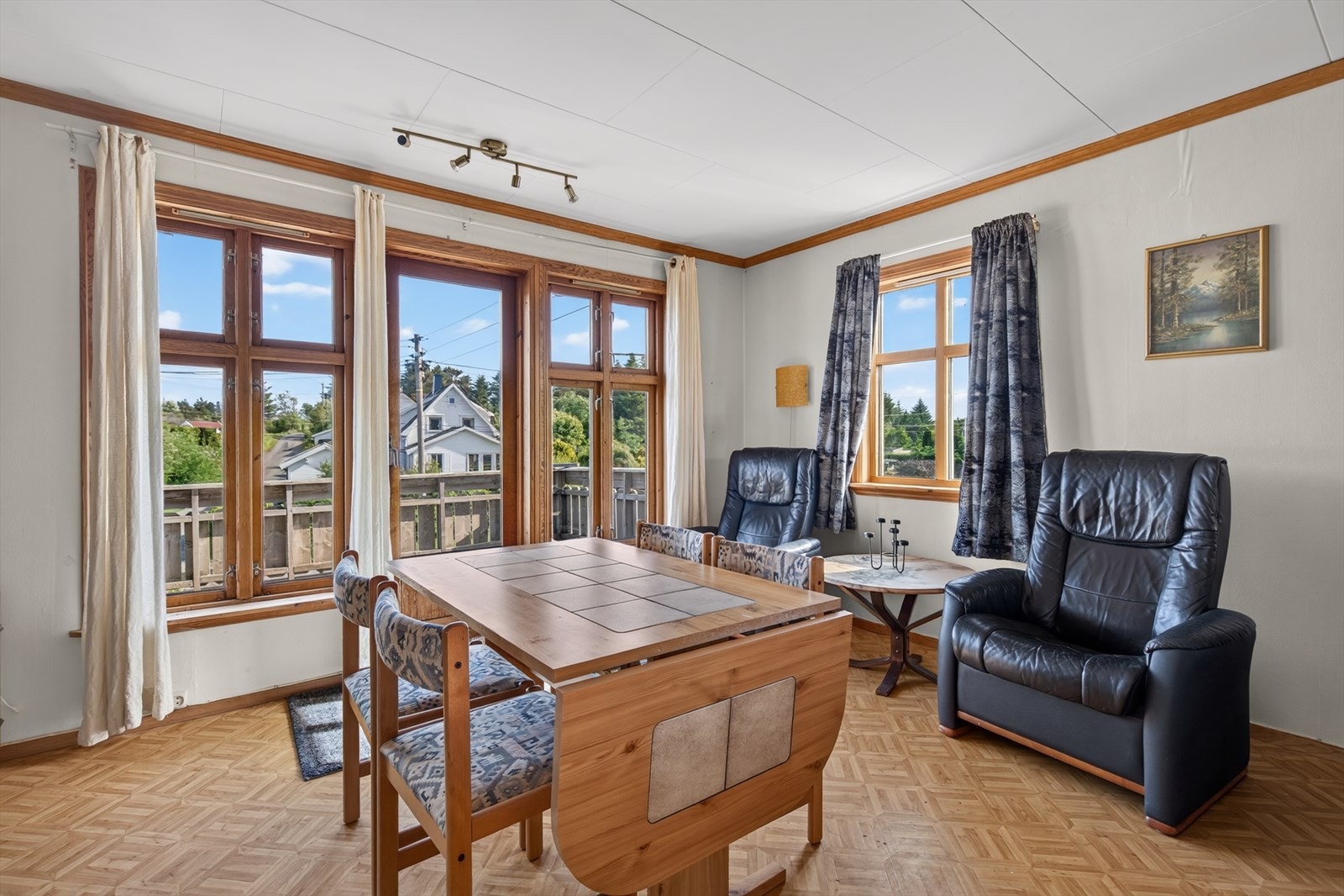 Spisestuen har plass til spisebord og utgang til terrassen. Galleribilde