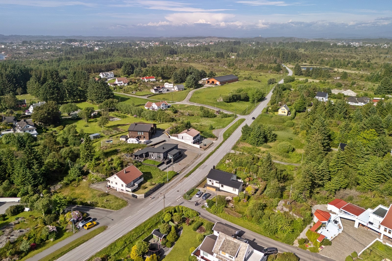 Landlig og åpent landskap med nærhet til skog og mark. Galleribilde
