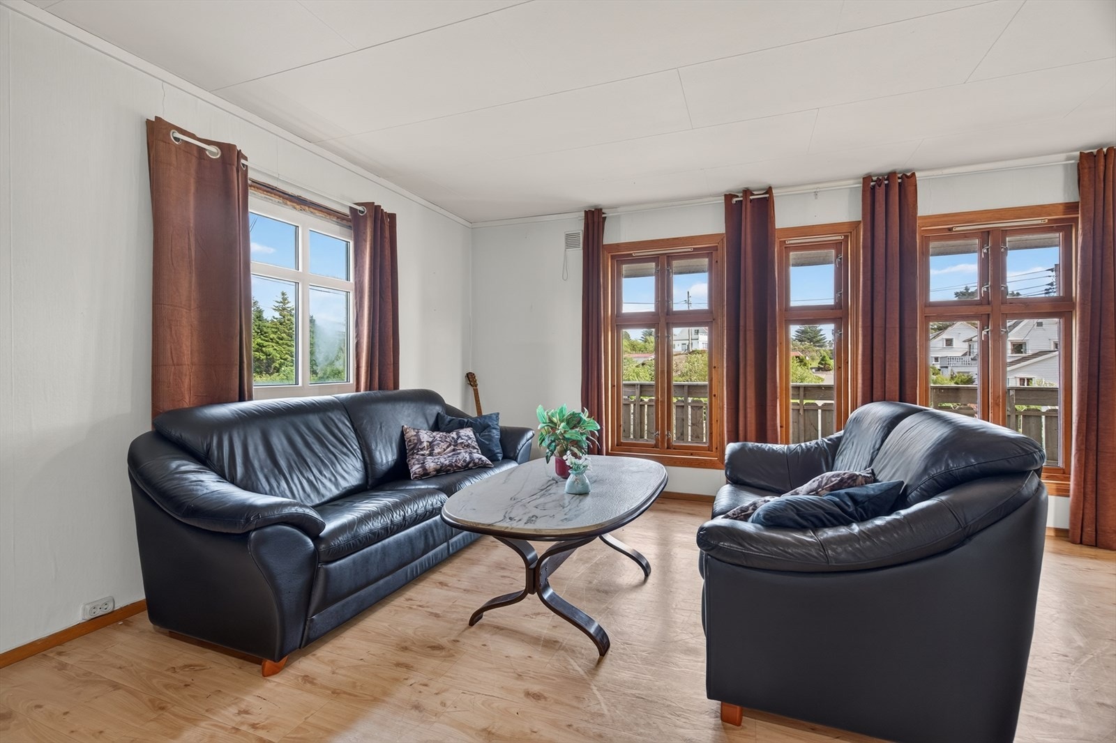 Stuen har god plass til sofagruppe og øvrig møblement. Galleribilde