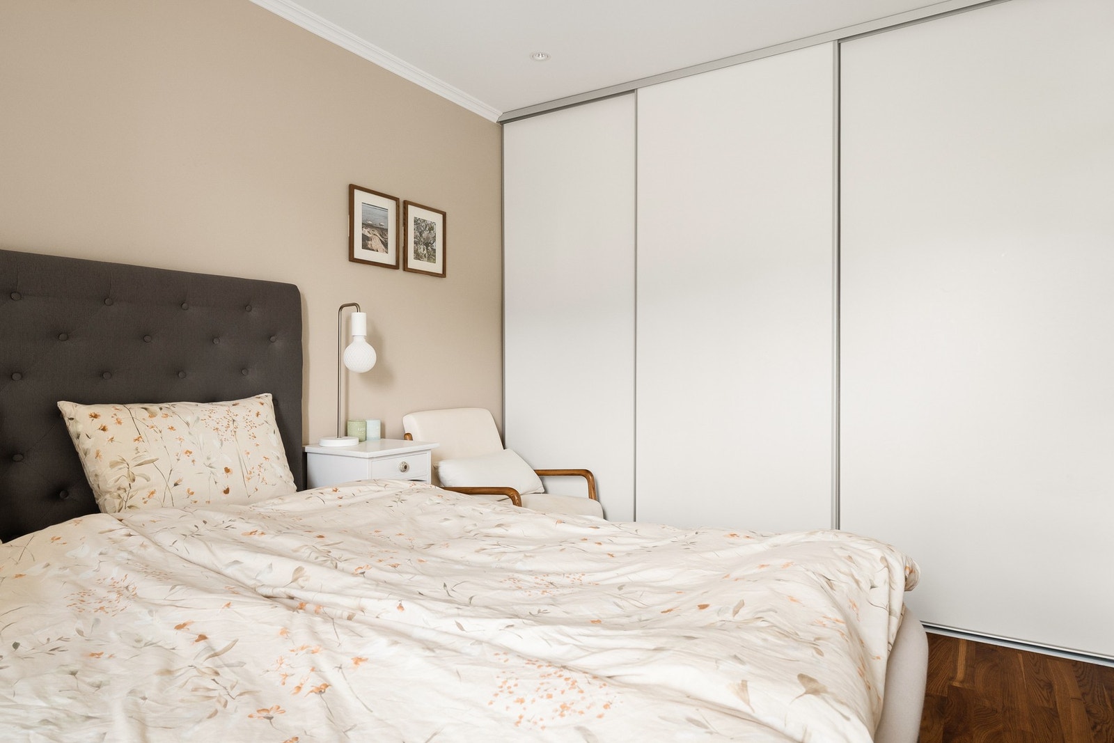 Rommet har en romslig garderobe. God plass til klesoppbevaringen er alltid fint! Galleribilde