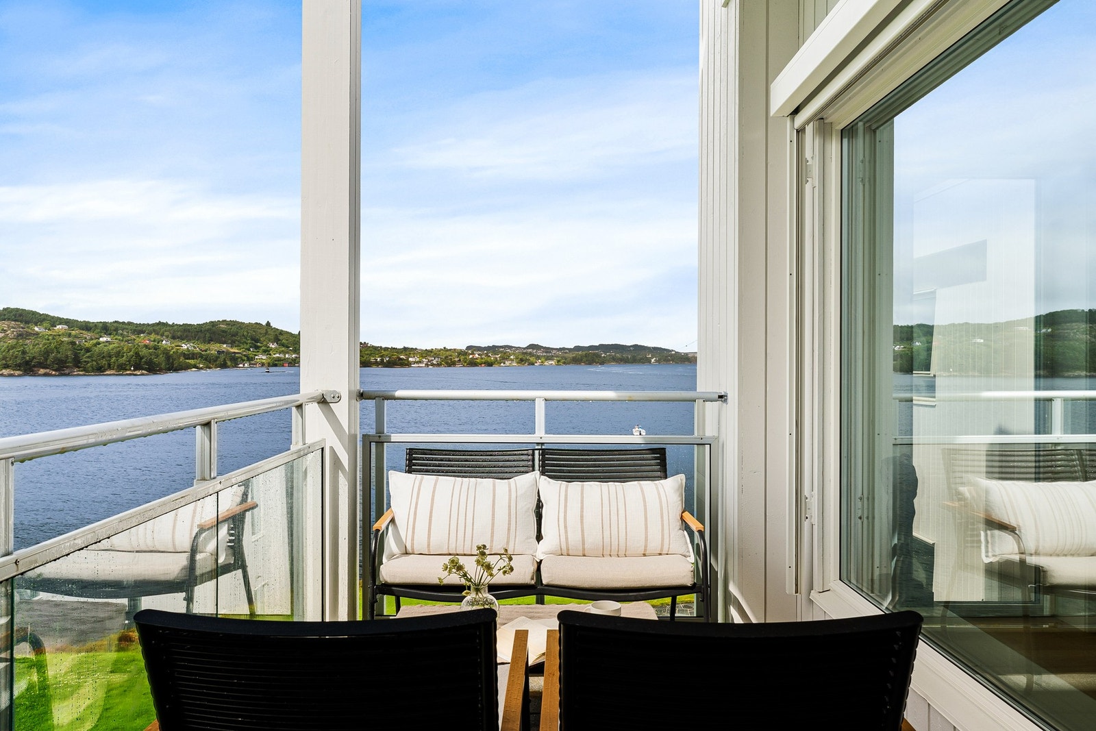Balkongen på ca. 8,4 kvm er en fin forlengelse av stuen og gir rom for en egen sittegruppe. Galleribilde