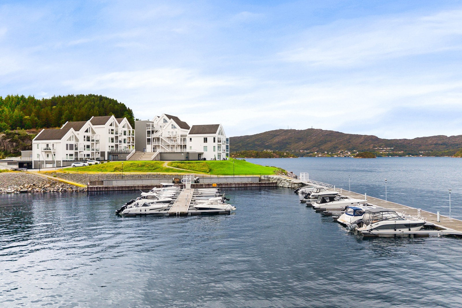 Idyllisk beliggenhet med en god kombinasjon av maritimt, naturskjønt og sentralt. Galleribilde