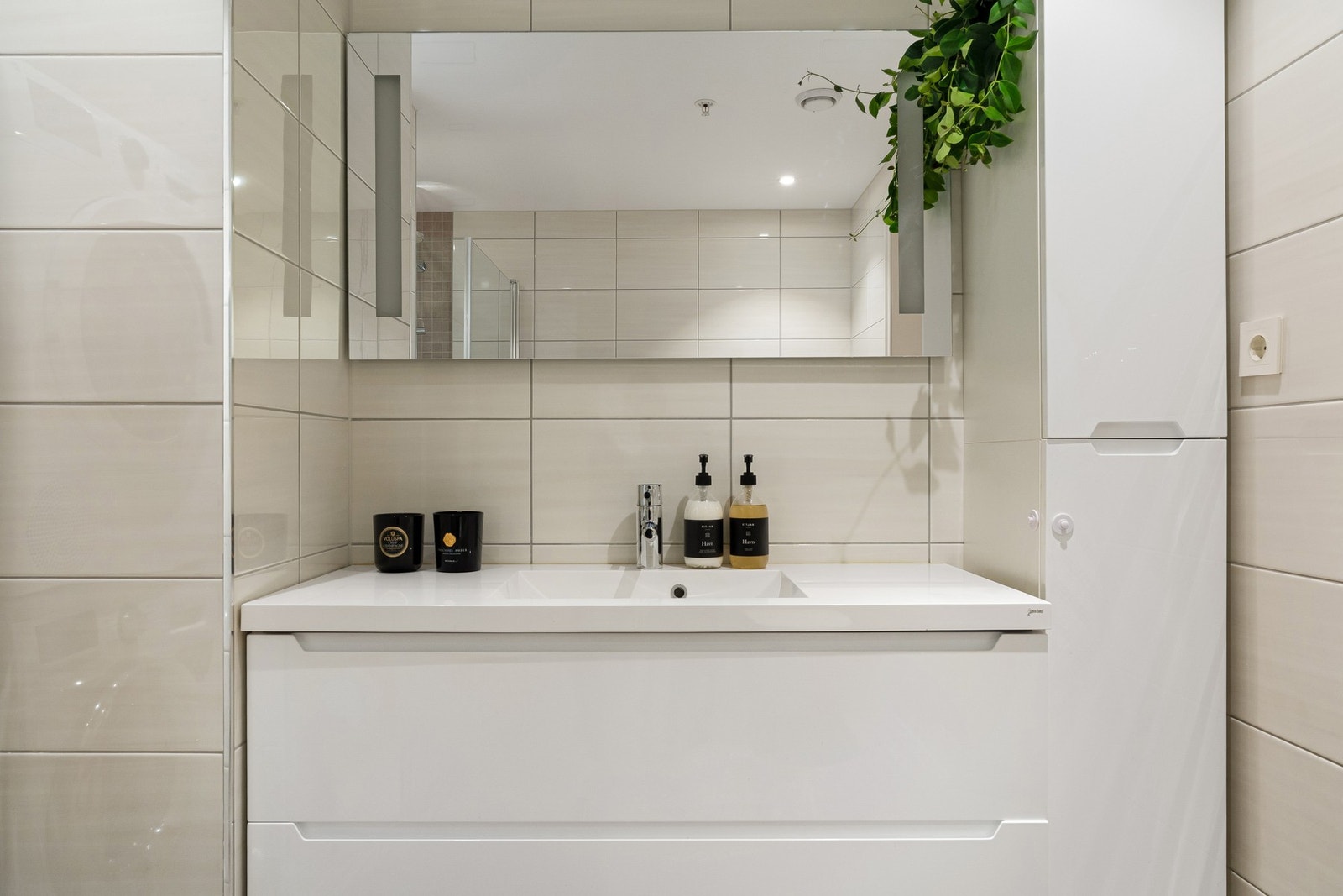 Badet er innredet med vegghengt toalett, vask, speil med integrerte lys og god skapplass. Galleribilde