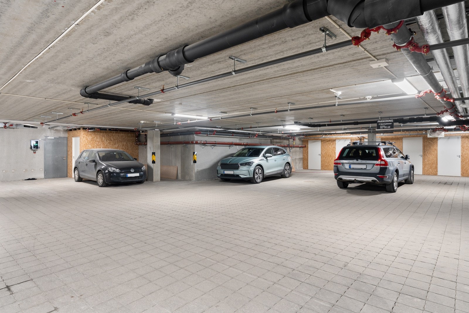 Det er parkeingsplass i garasjeanlegg