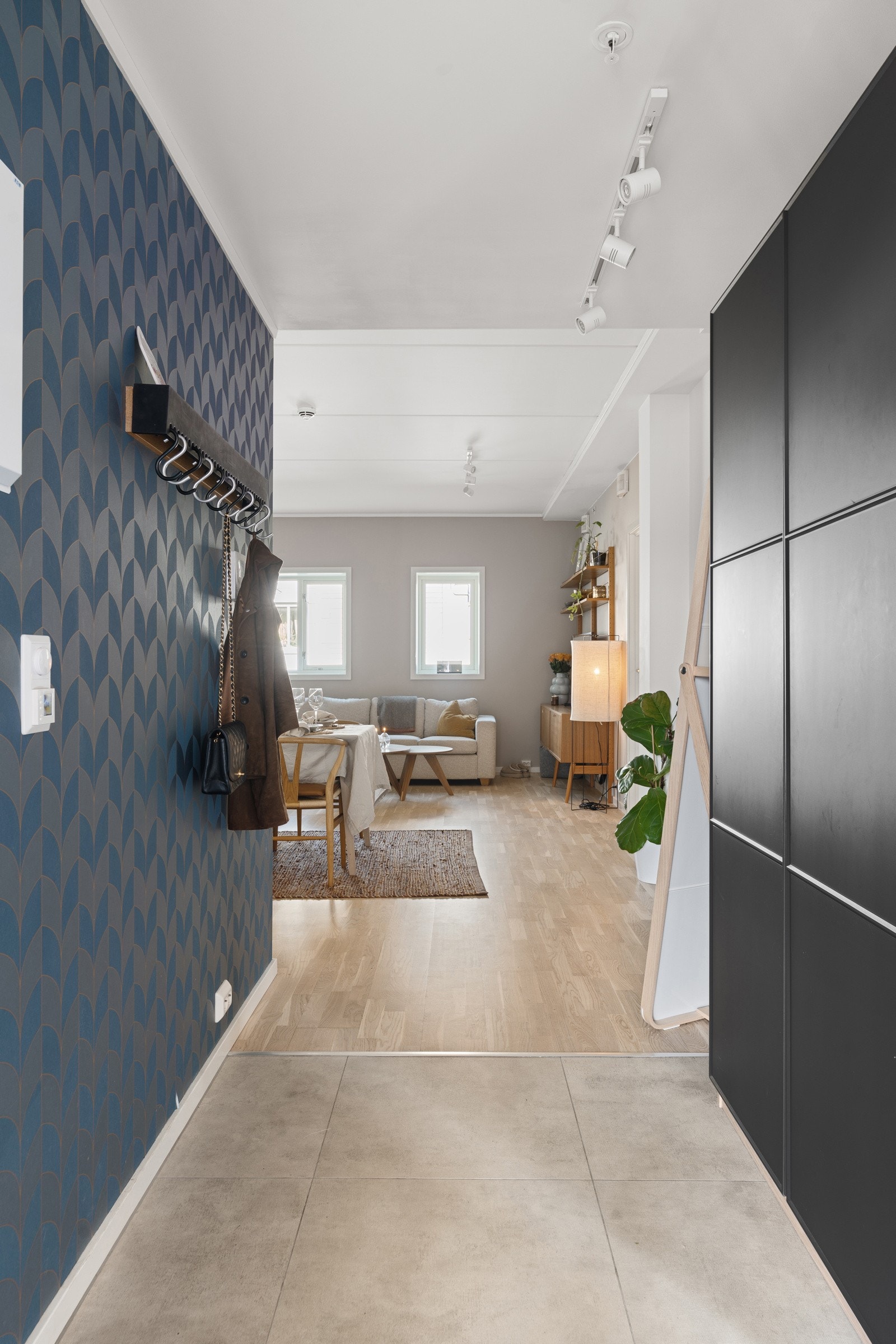 Velkommen inn - her er det god plass til yttertøyet med etablert skyvedørsgarderobe.