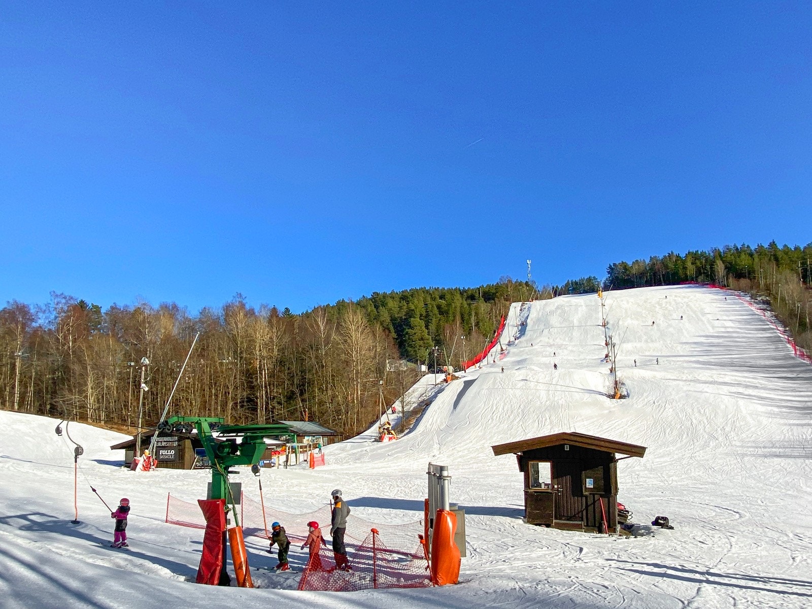 Ingierkollen slalåmsenter ligger vakkert plassert ved Gjersjøen. Et flott tilbud til store og små Galleribilde