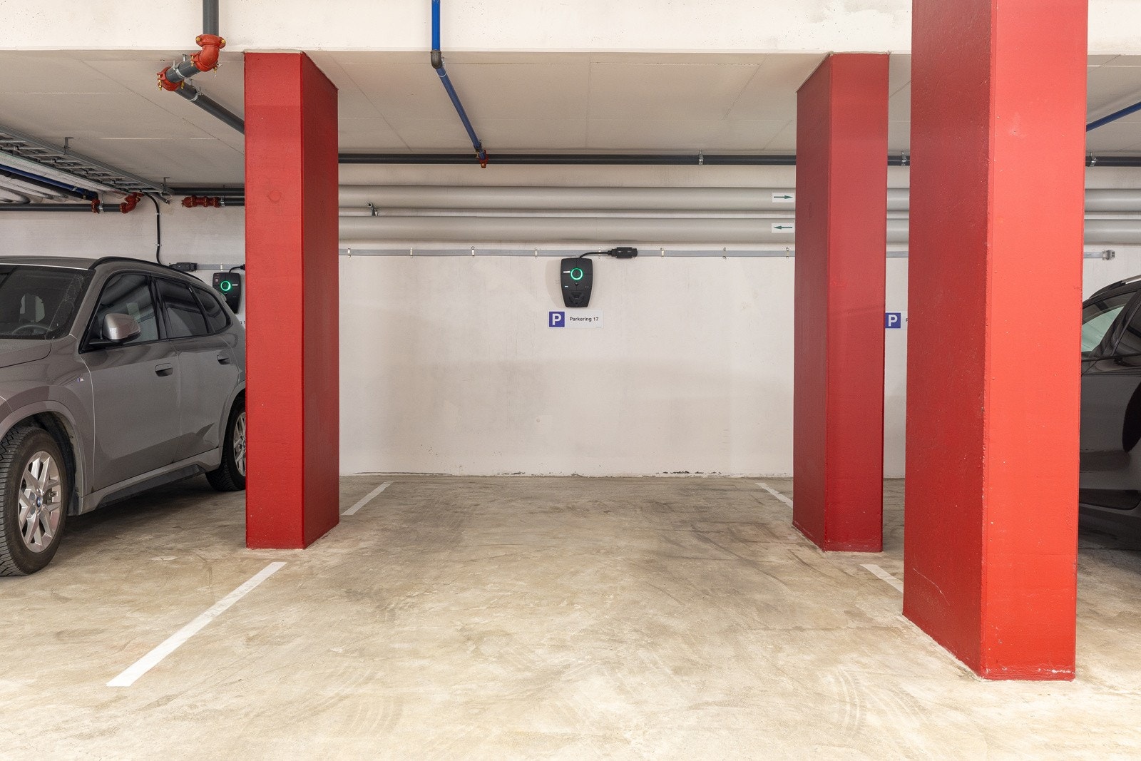 1 garasjeplass med elbillader medfølger leiligheten. Det er heis fra garasjen og opp til leiligheten. I tillegg medfølger det en kjellerbod på 5 kvm Galleribilde