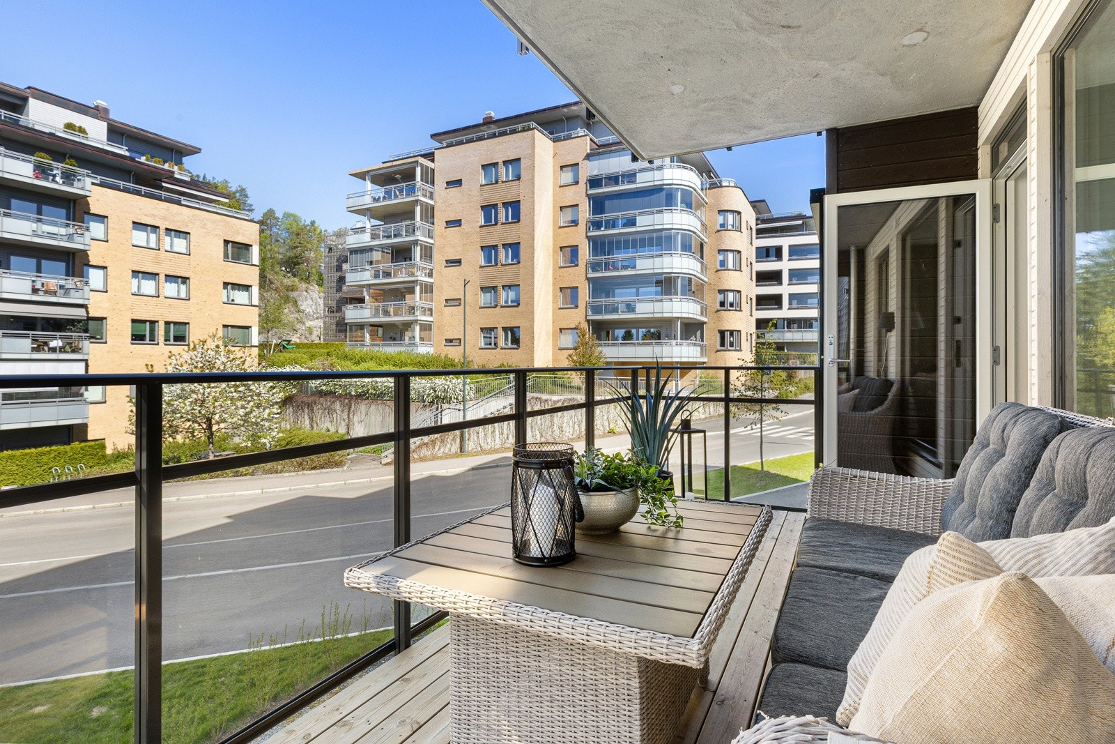Leiligheten har en stor terrasse på 12 kvm med utgang fra stuen Galleribilde