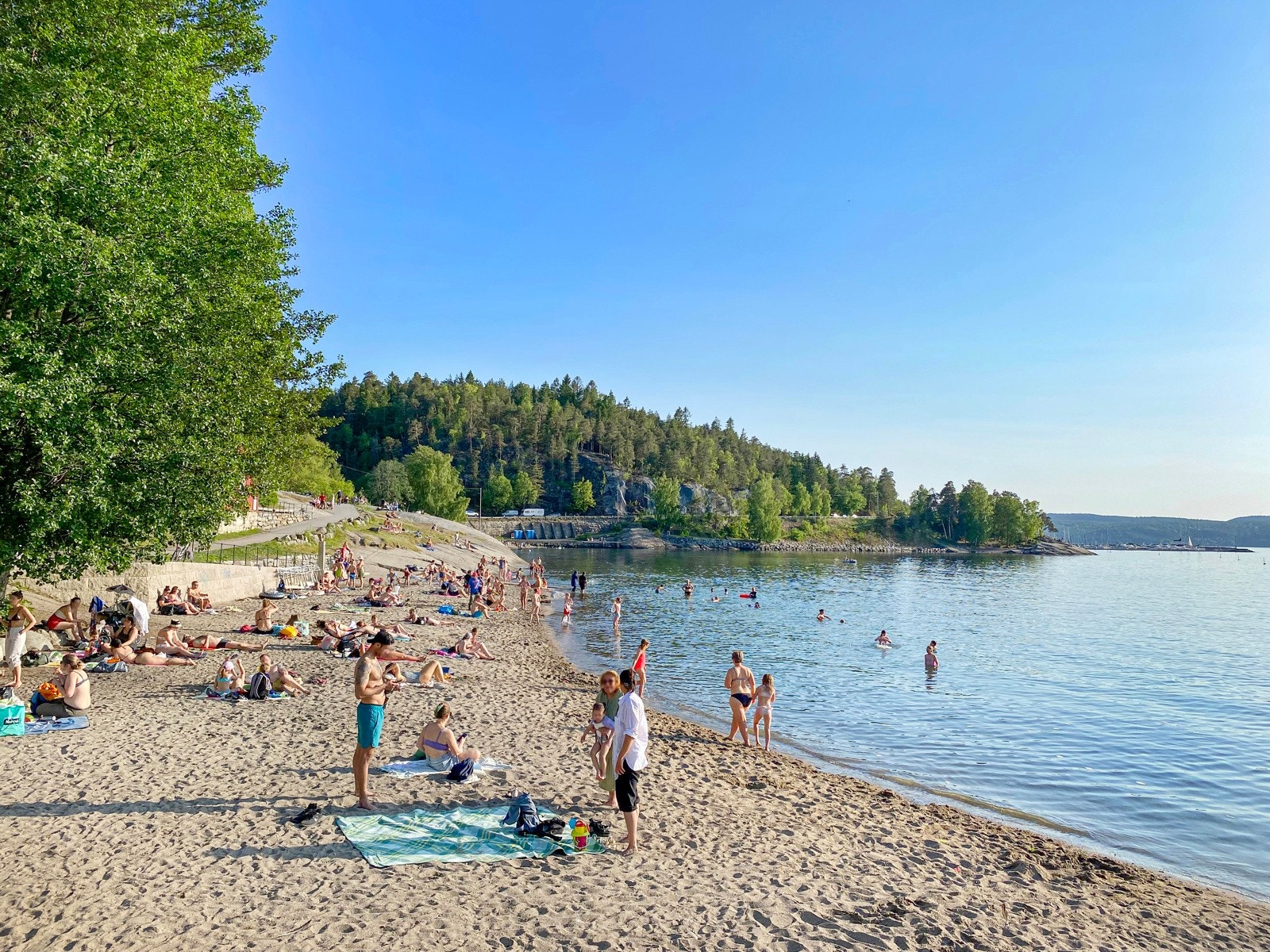 Hvervenbukta er en populær badestrand som ligger i 5 minutters kjøring fra leiligheten Galleribilde