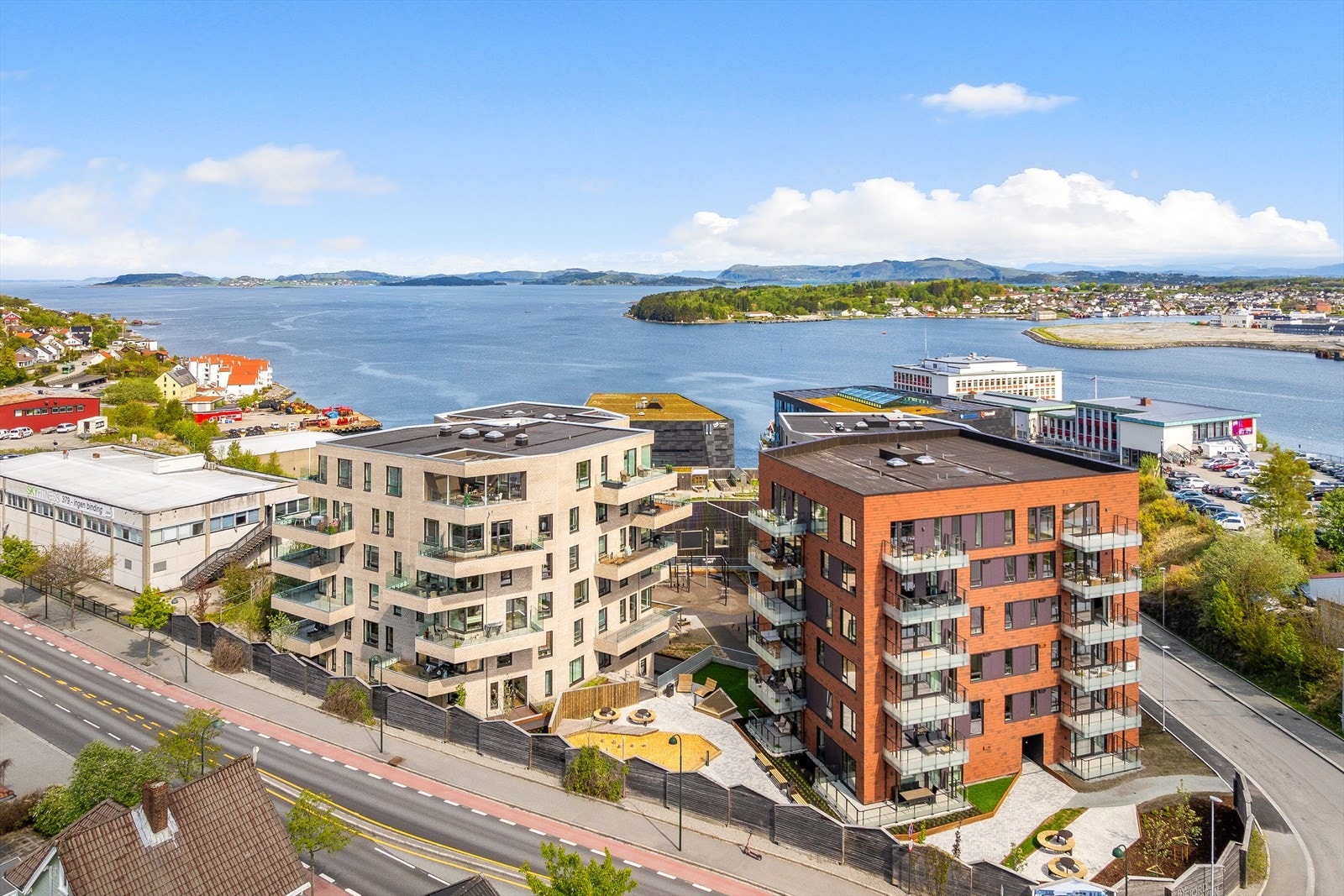 Området rundt består hovedsakelig av moderne blokkbebyggelse. Galleribilde