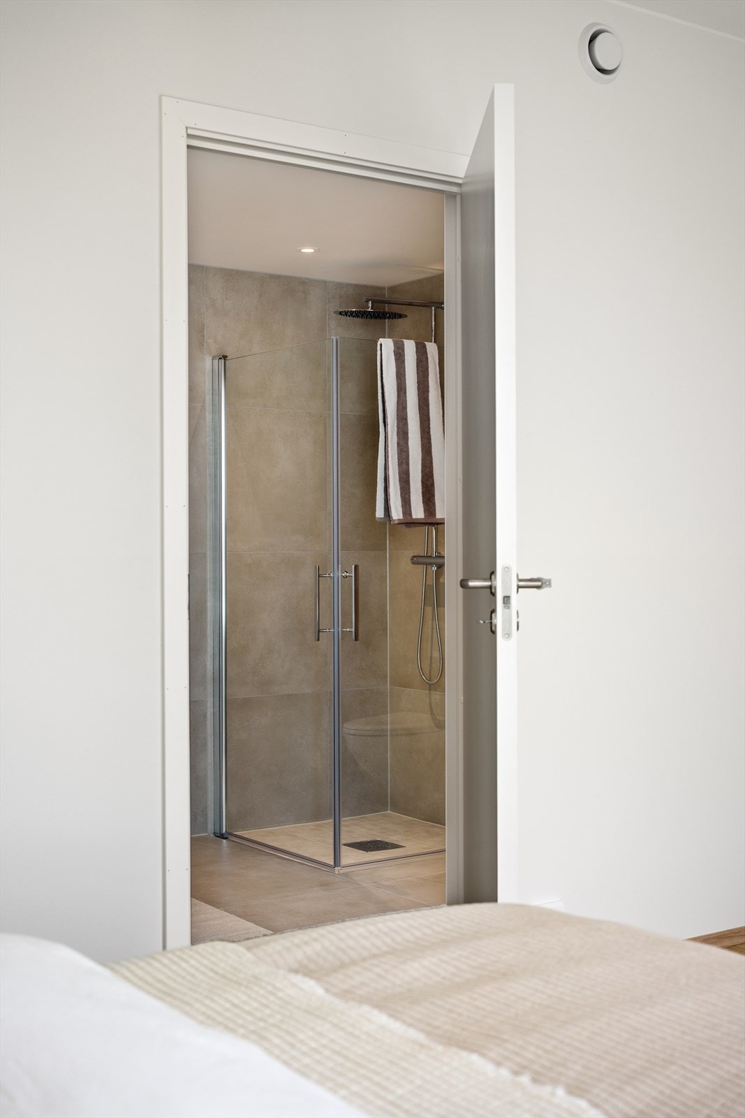 Hovedsoverom har et fantastisk en-suite bad. Galleribilde