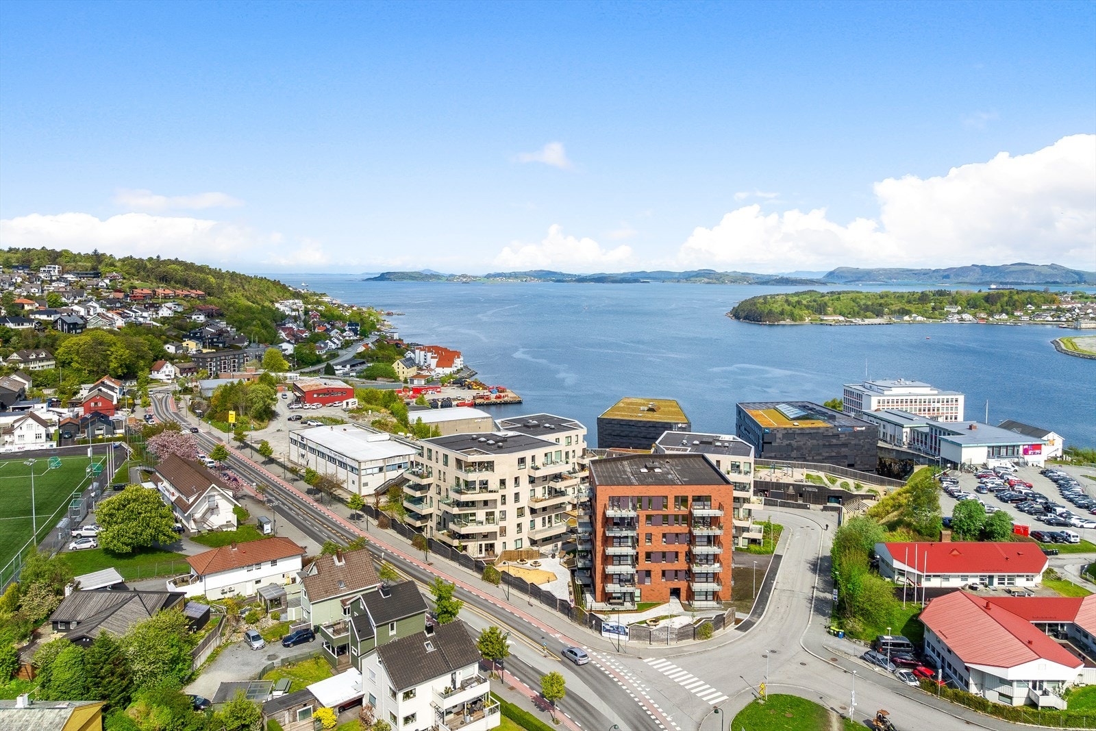 Flott utsikt over nærområdet med sjøen som nærmeste nabo. Her får man en unik kombinasjon av urbant miljø og naturskjønne omgivelser, med gode solforhold og kort vei til både sentrum og rekreasjonsområder. Galleribilde