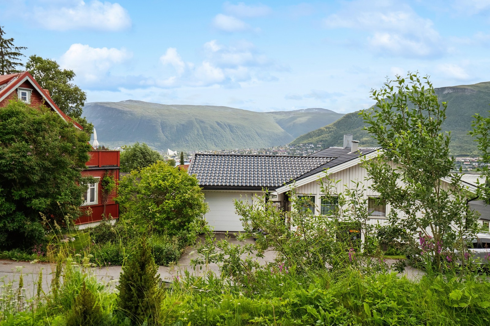 Fra eiendommen er det utsikt over nærområdet og fjellene rundt Tromsø. Galleribilde