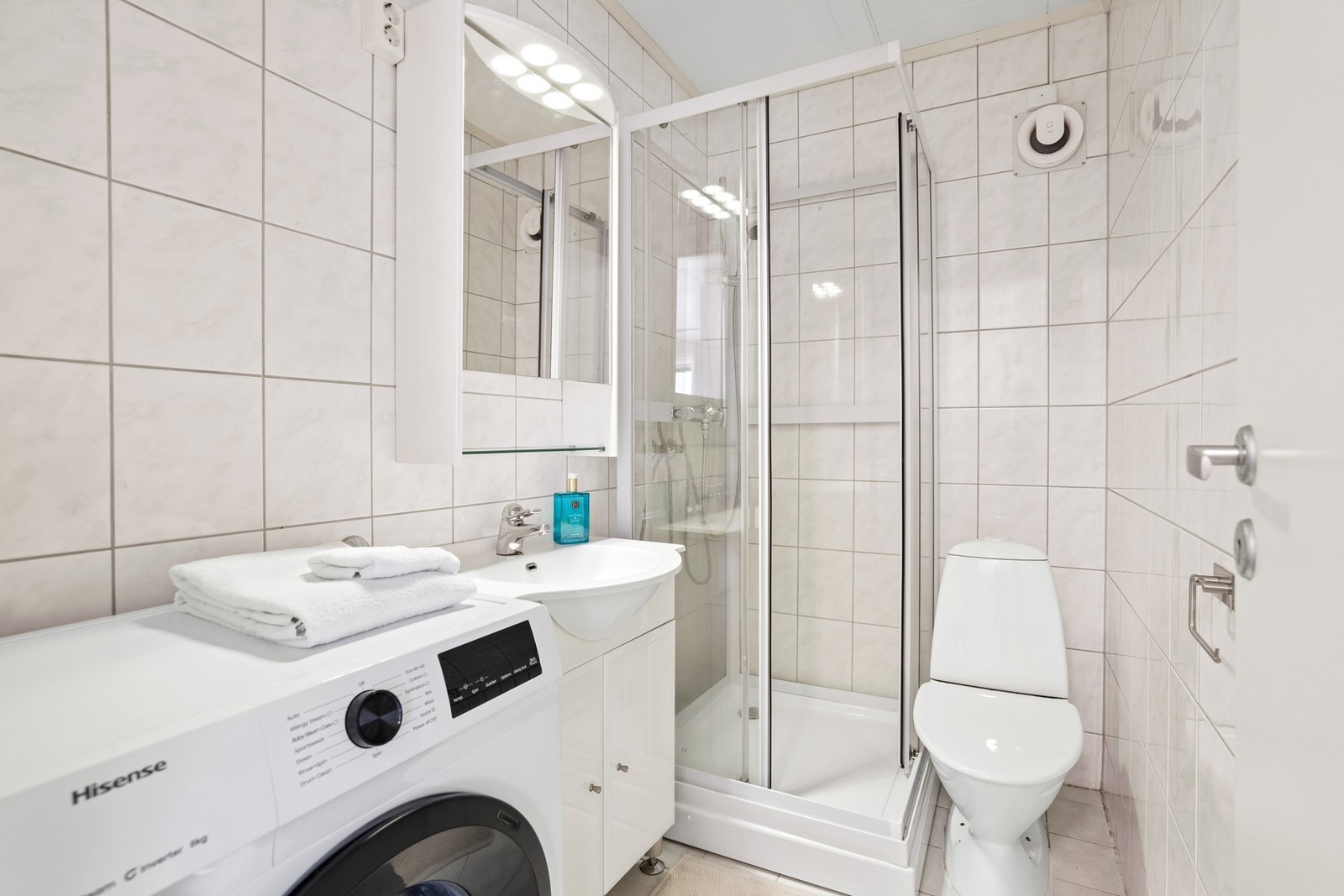 Badet er utstyrt med dusjkabinett, avtrekksventilasjon og har opplegg for vaskemaskin. Galleribilde
