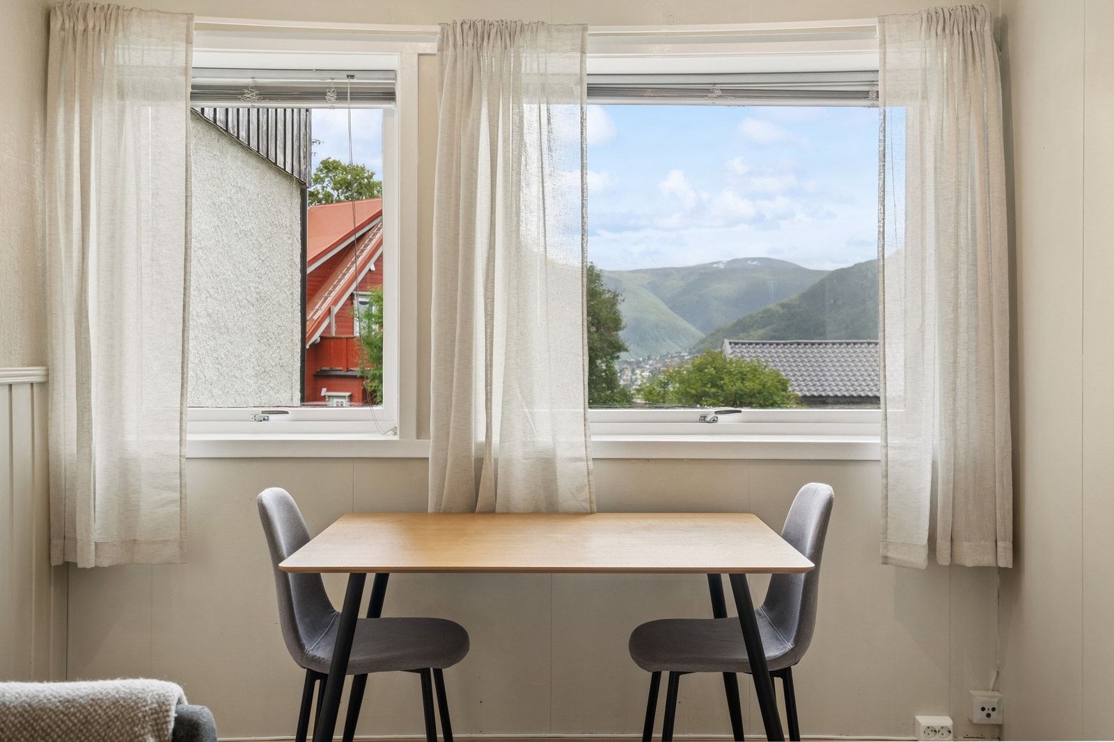 Fra stuen er det utsikt mot nærområdet. Bussholdeplass ligger kun tre minutters gange unna. Galleribilde
