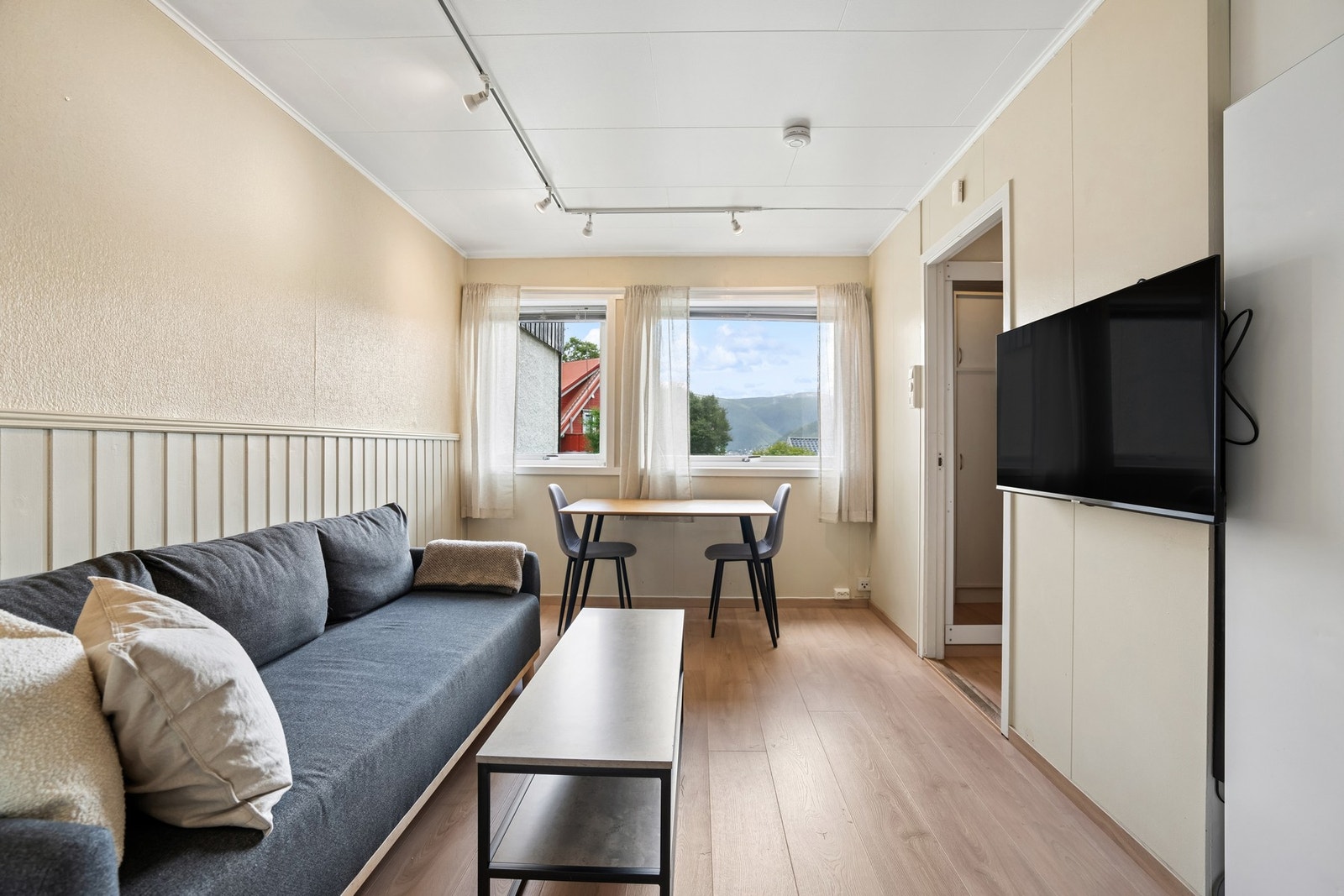 Stuen har plass til både sofagruppe og en spiseplass ved vinduet. Galleribilde