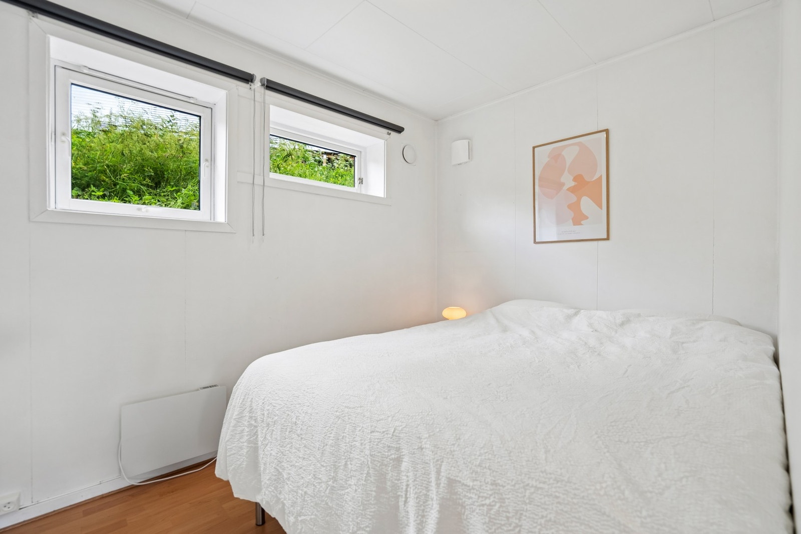 Soverom med plass til dobbeltseng. Ett av vinduene ble skiftet i 2012. Galleribilde