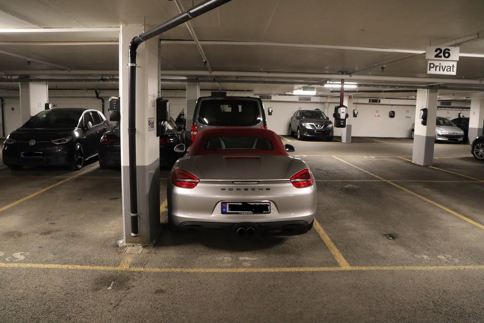 Praktisk innendørs parkeringsplass med sikker parkering året rundt Galleribilde