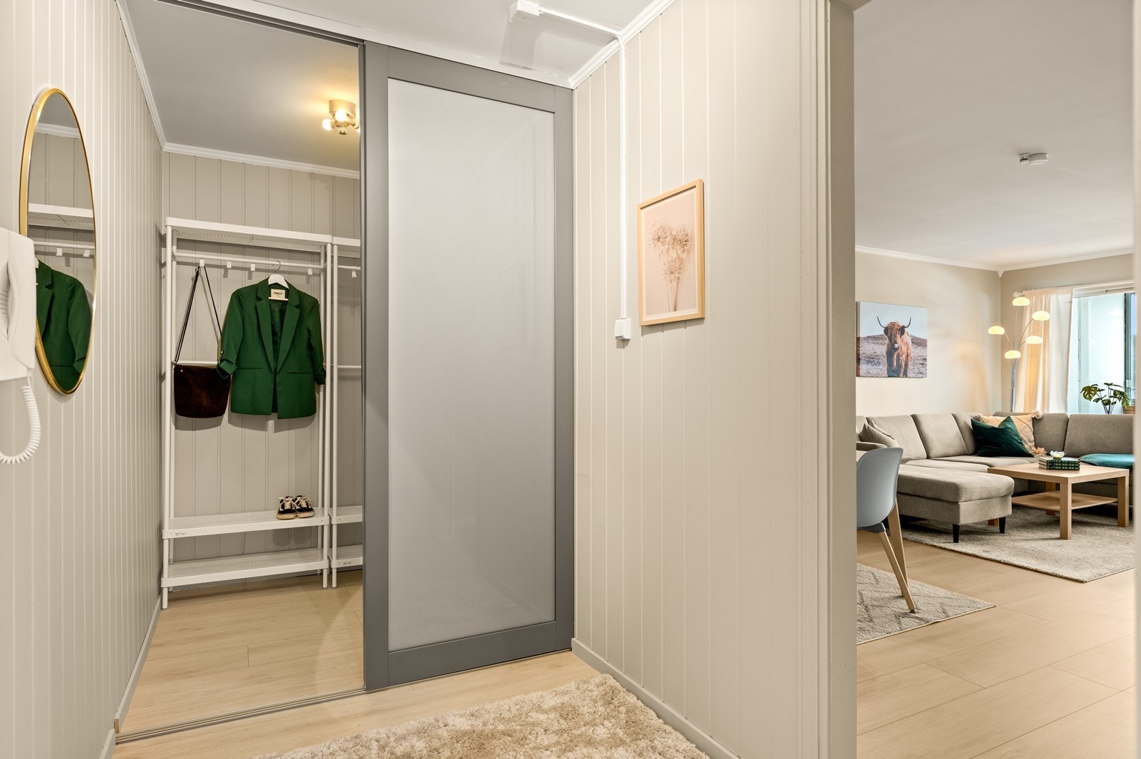 Leiligheten har en innbydende entré med adkomst til en separat garderobedel. Galleribilde