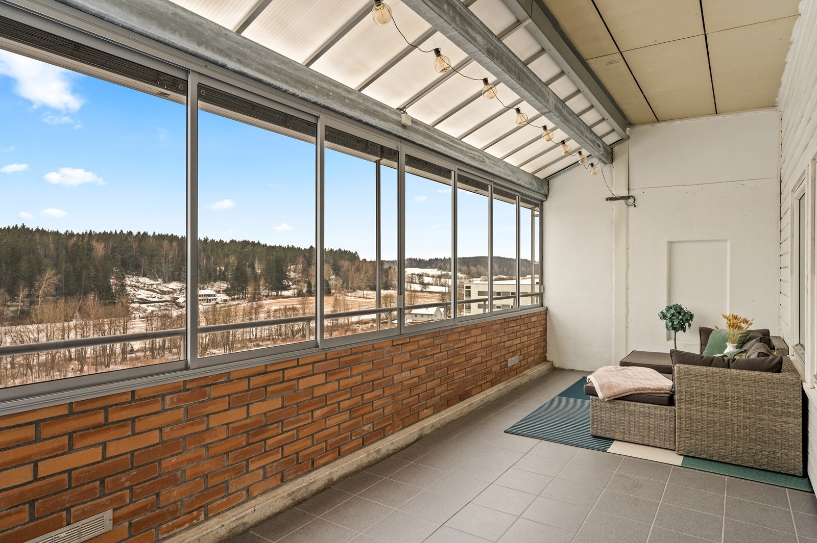 Den store, innglassede balkongen på 19 m² fungerer som en forlengelse av stuen. Galleribilde