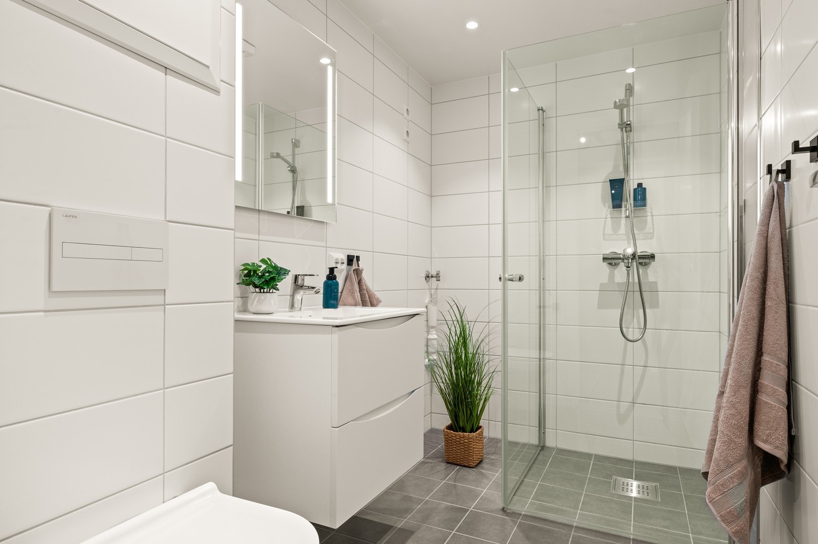 Badet ble renovert i 2021 i regi av borettslaget og har veggmontert toalett og dusjhjørne. Galleribilde