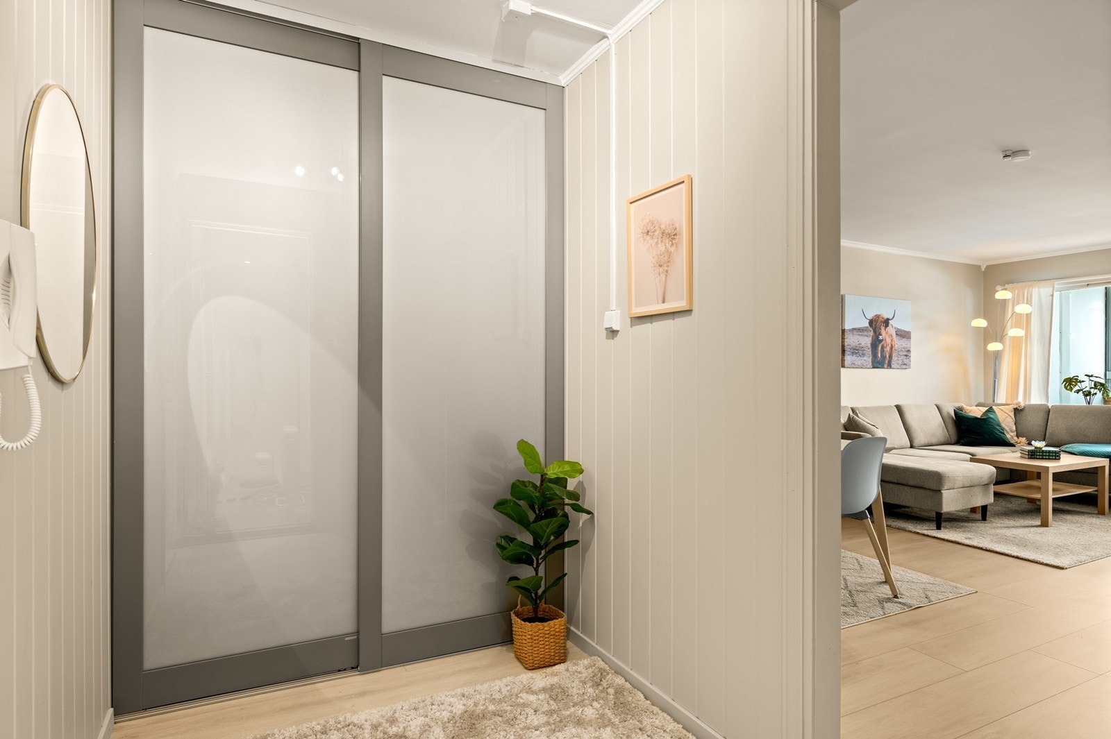 Garderoben på 3 m² er adskilt med skyvedører og gir god oppbevaringsplass. Galleribilde