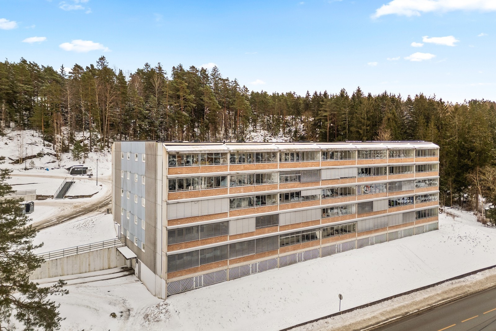 Borettslaget har opparbeidede grøntarealer med gressplen og beplantning. Galleribilde