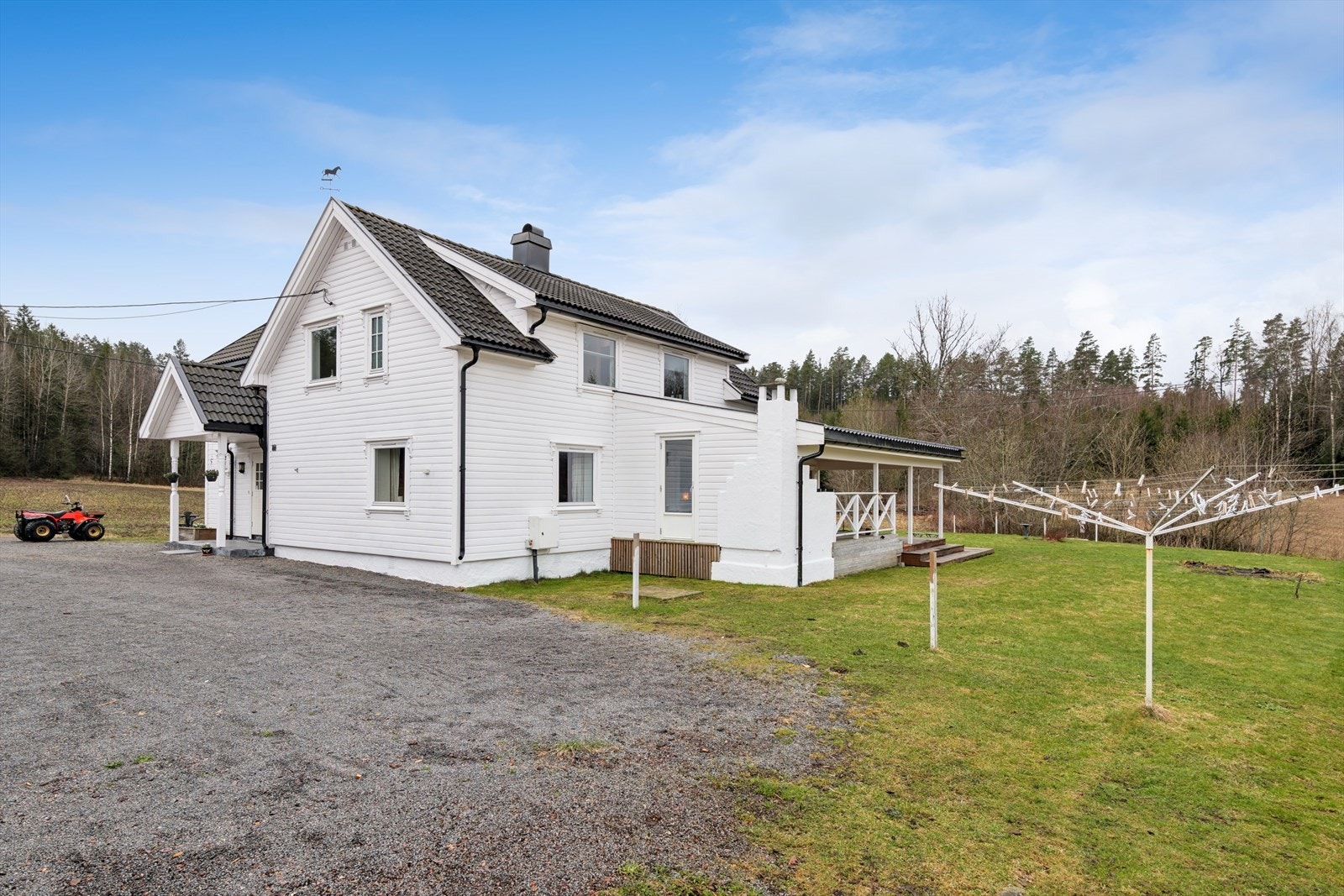 En innholdsrik eiendom med ekte småbrukfølelse, idyllisk og usjenert beliggenhet. Eneboligen har røtter tilbake til 1800-tallet og byr på sjel og historie, samtidig som den er vesentlig påbygget og modernisert gjennom 2000-tallet. Galleribilde