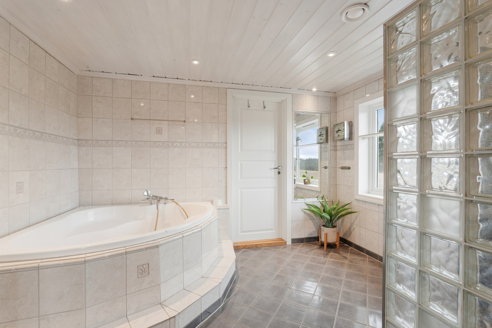 Badet i andre etasje er romslig og utstyrt med både innebygget badekar og dusjnisje. Galleribilde