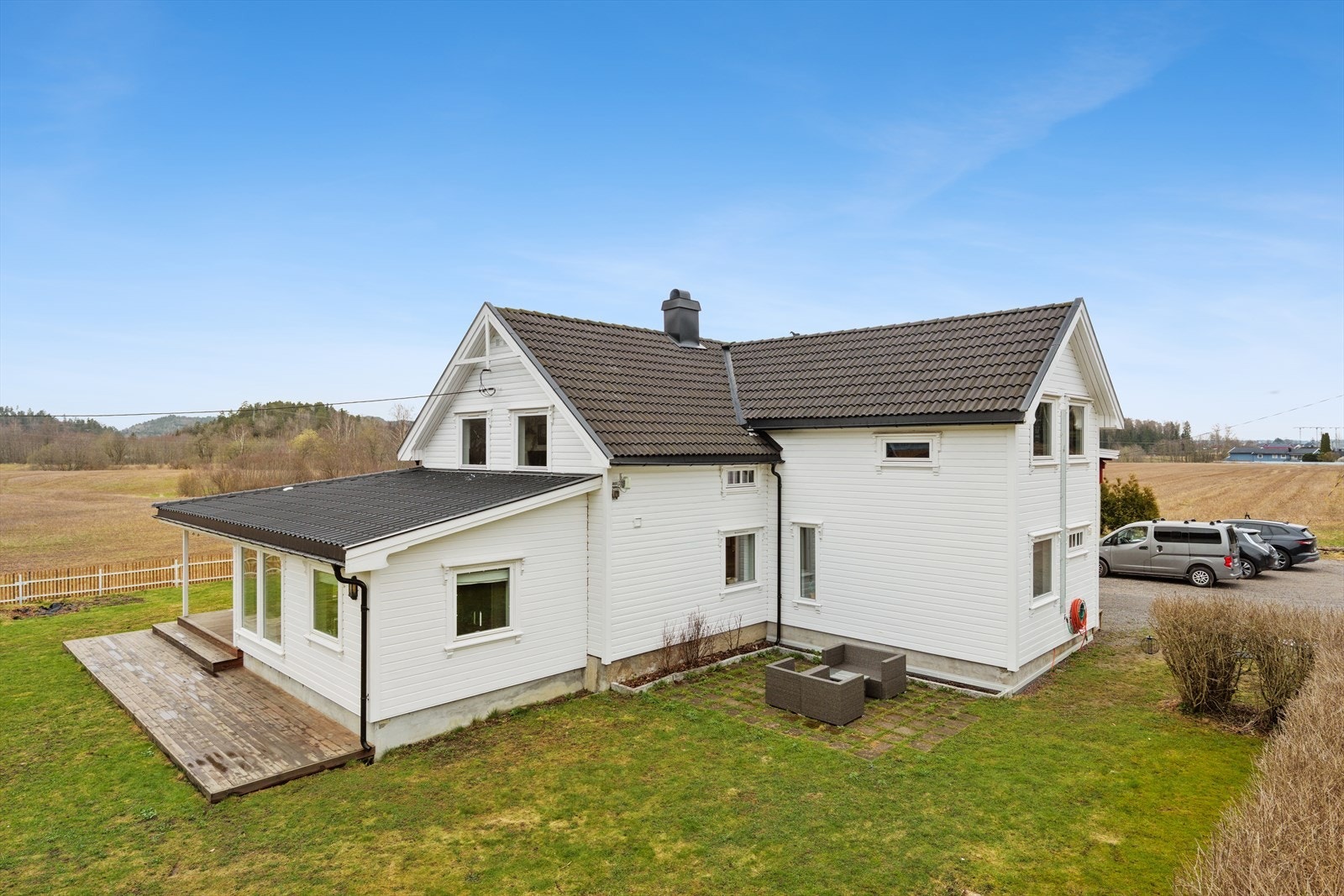 Uteplassen i kroken er ideell for morgenkaffen!
Eiendommen ligger skjermet til innerst i en blindvei, da Åmotveien er stengt for gjennomkjøring med bom. Galleribilde