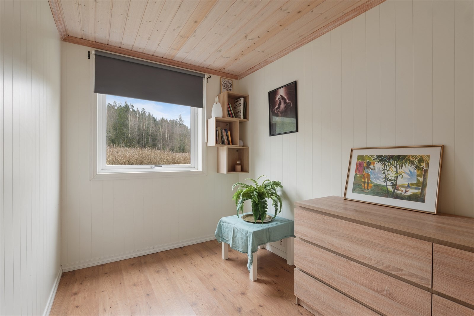 Soverommet i 1. etasje er noe mindre, men egner seg supert som soverom, gjesterom eller kontor - alt etter behov. Galleribilde