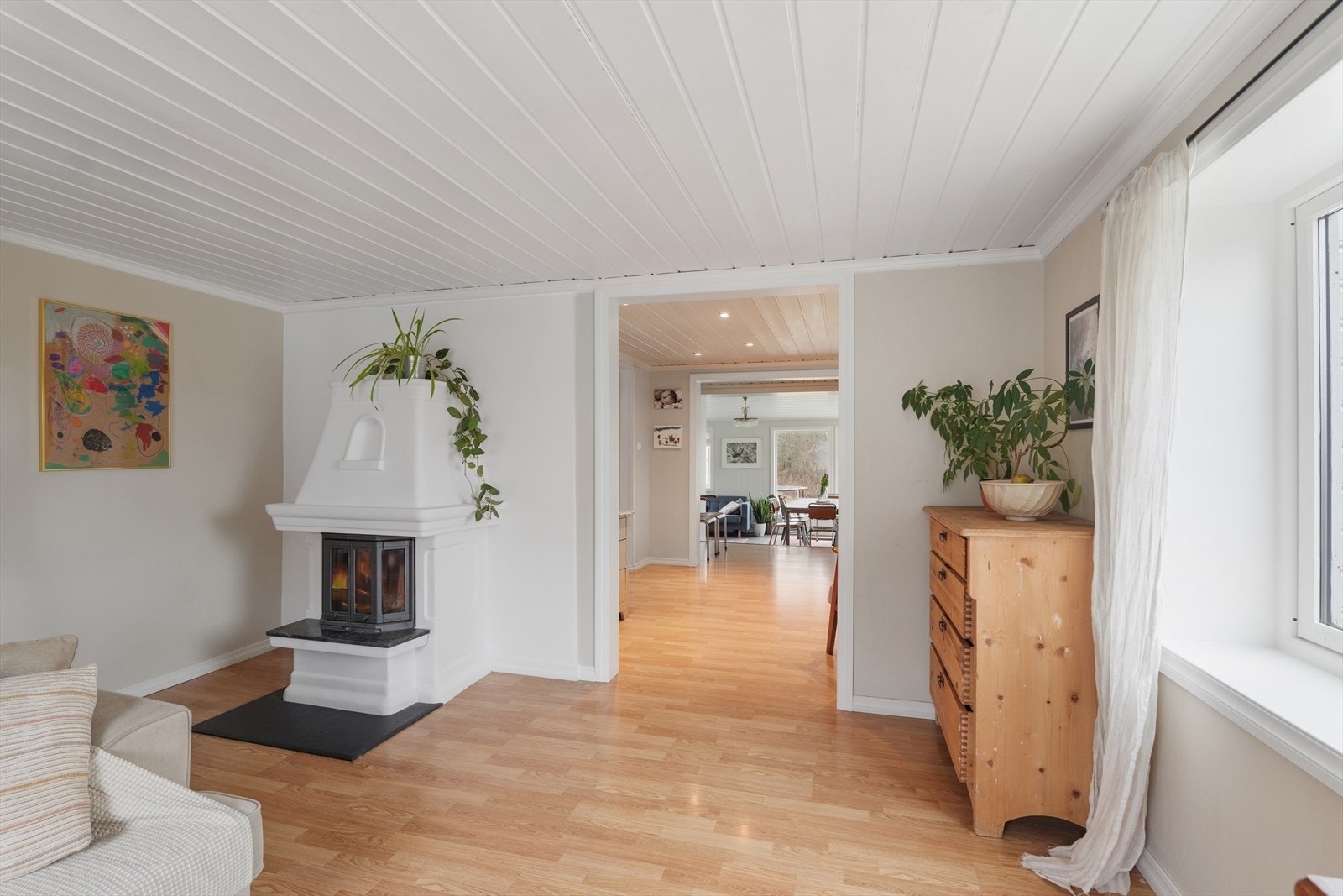 Stuen har en sjarmerende peisovn tilknyttet mursteinspipe, som gir ekstra varme og hygge på kalde dager. Galleribilde