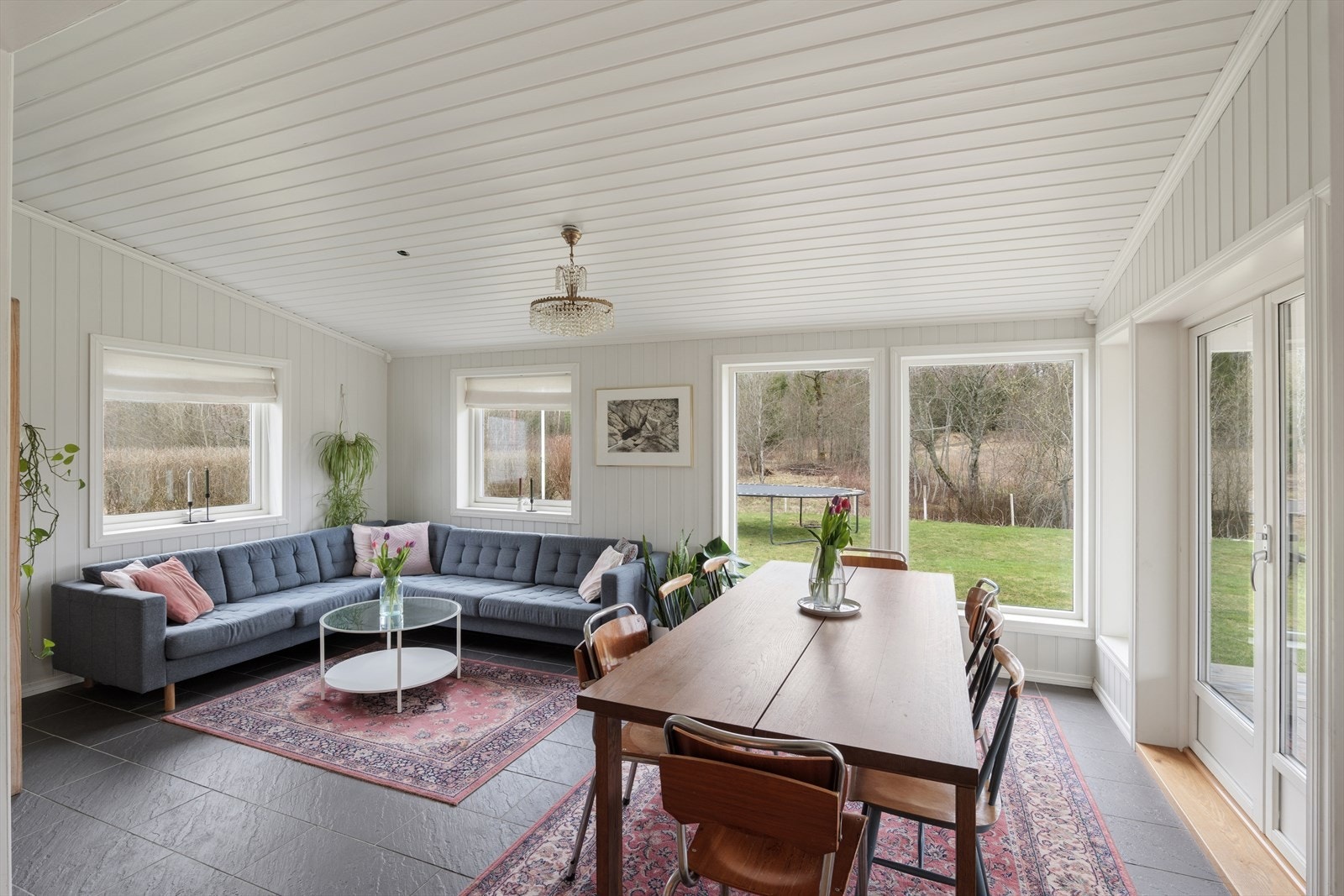 Hovedstuen er av god størrelse, og det er plass for ulik, ønsket møblering. De store vinduene slipper både naturlig dagslys og naturen inn. Galleribilde