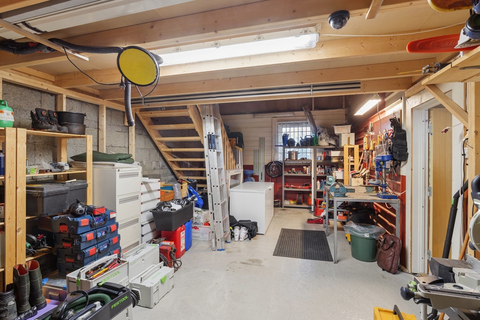 Bygningen inneholder stort disponibelt rom, bod og lagerrom, med innlagte hemser for ekstra lagringsplass. Galleribilde