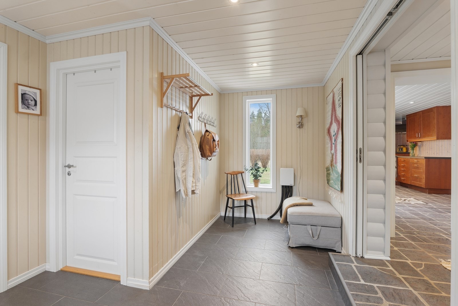 Inngangspartiet er en del av tilbygget fra 2009 og ønsker velkommen inn i boligen. Galleribilde