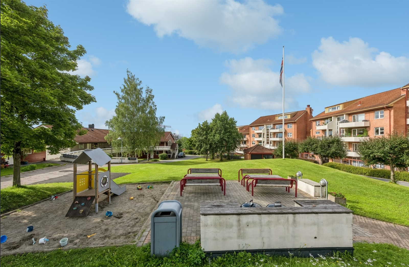 Hyggelig lekeplass for både store og små. Det finnes også 3 griller til stor glede for beboerne. Galleribilde