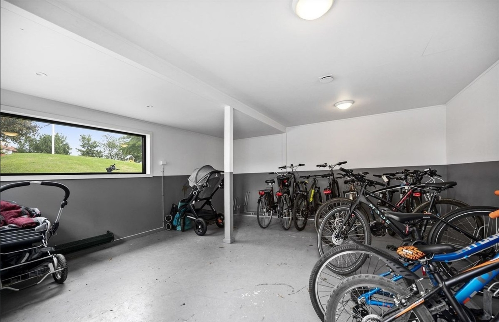 Felles bod til barnevogn- og nok en sykkelparkering lett tilgjengelig. Galleribilde