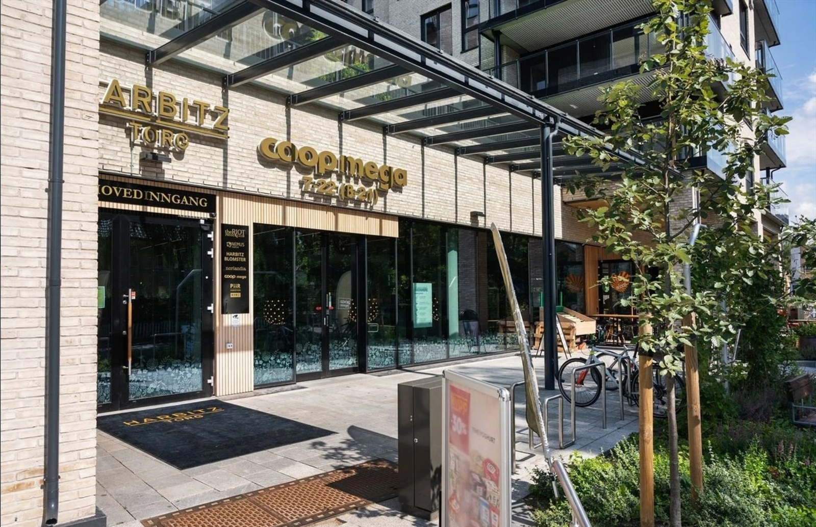 Her finner du bl.a. Coop Mega, apotek, svømmebasseng og treningssenter. Galleribilde