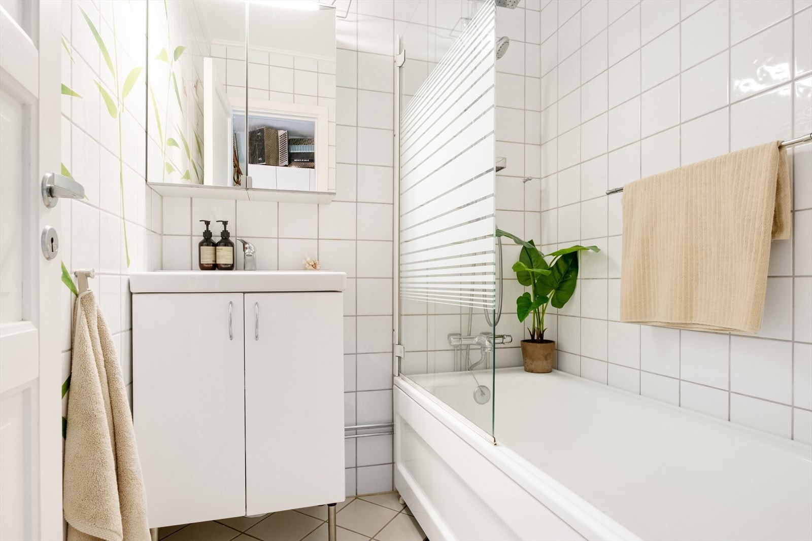 Badet er innredet med badekar og servant med speilskap, og ventilasjonen skjer via mekanisk avtrekk. Det er også elektriske varmekabler i gulvet. Galleribilde