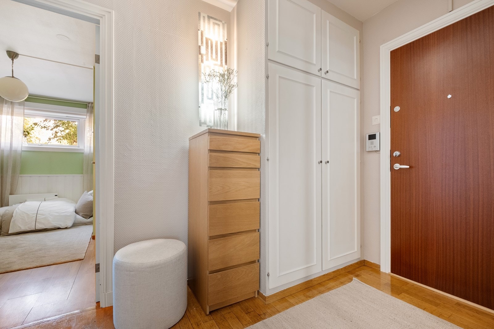 Entréen har god plass til sko og yttertøy i innebygd garderobeskap. Galleribilde