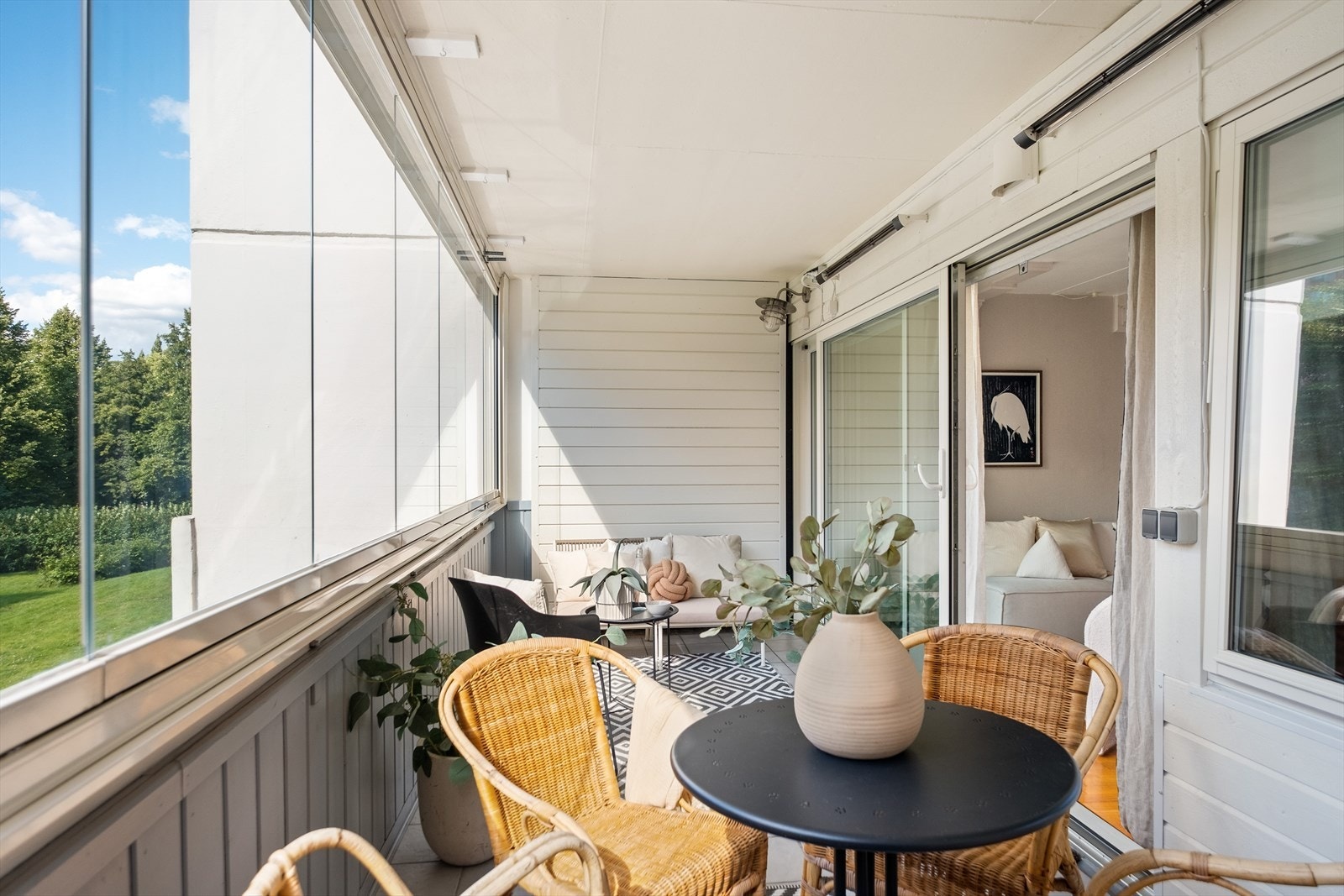 Vinduer og balkongdør på denne siden av leiligheten ble byttet i 2019. Galleribilde