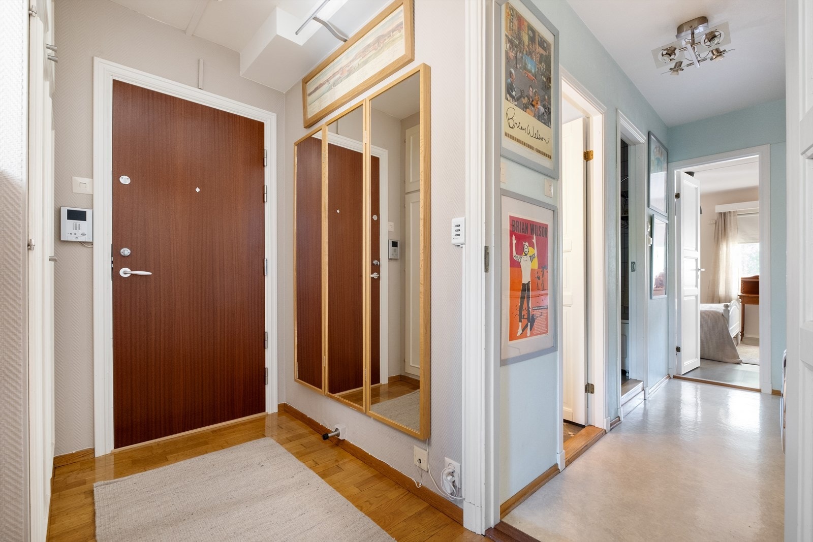 Velkommen inn! Leiligheten har en innbydende og romslig entré. Galleribilde