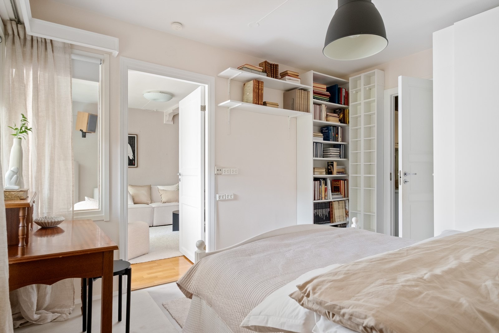 Her er det god plass til garderobe, dobbeltseng og nattbord. Galleribilde