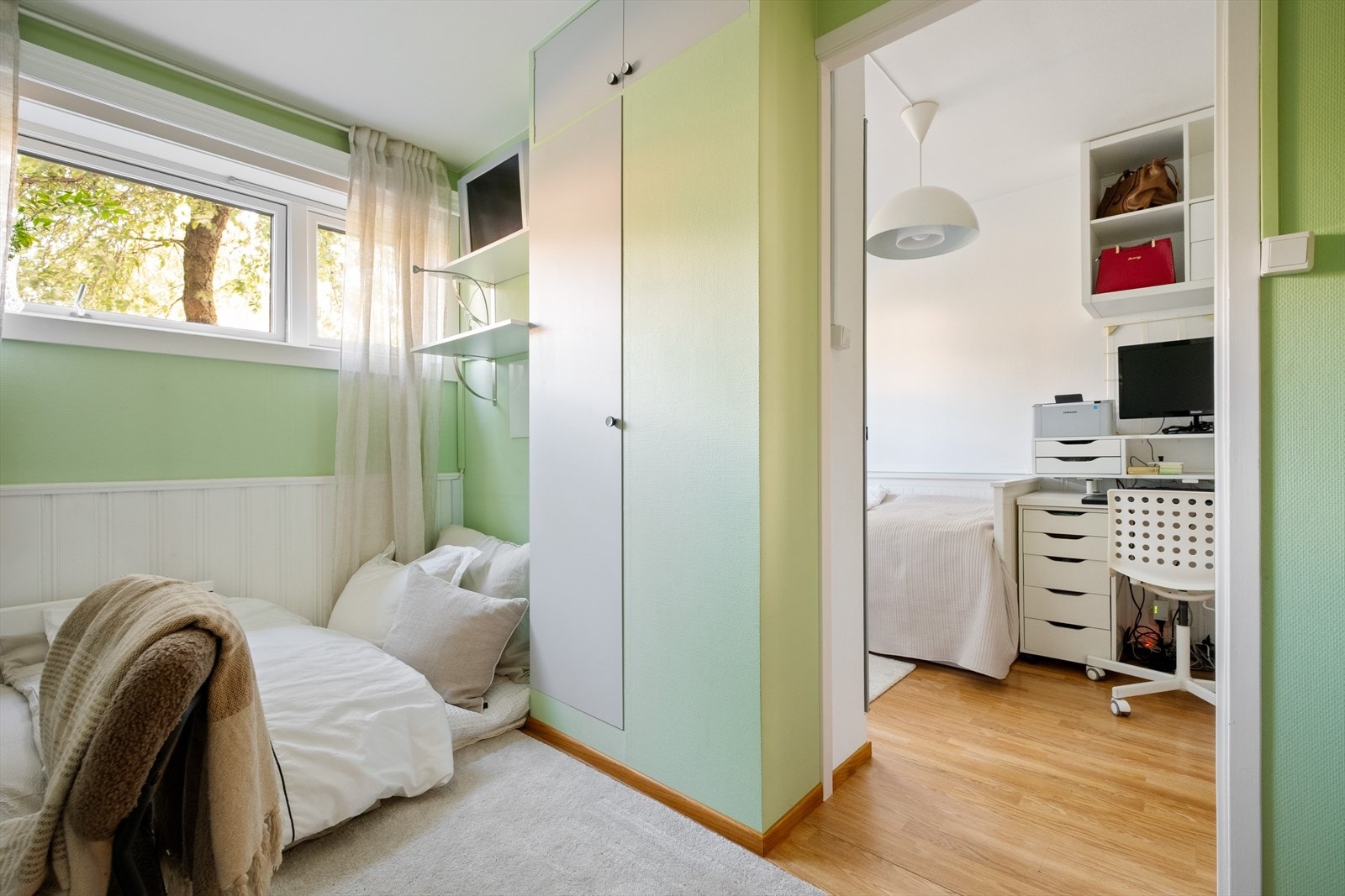 Disse rommene var opprinnelig to soverom, men er i dag slått sammen til soverom og oppholdsrom/innredet rom. Galleribilde