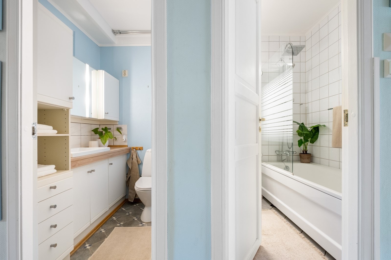 Leiligheten har bad, og eget toalettrom. Galleribilde