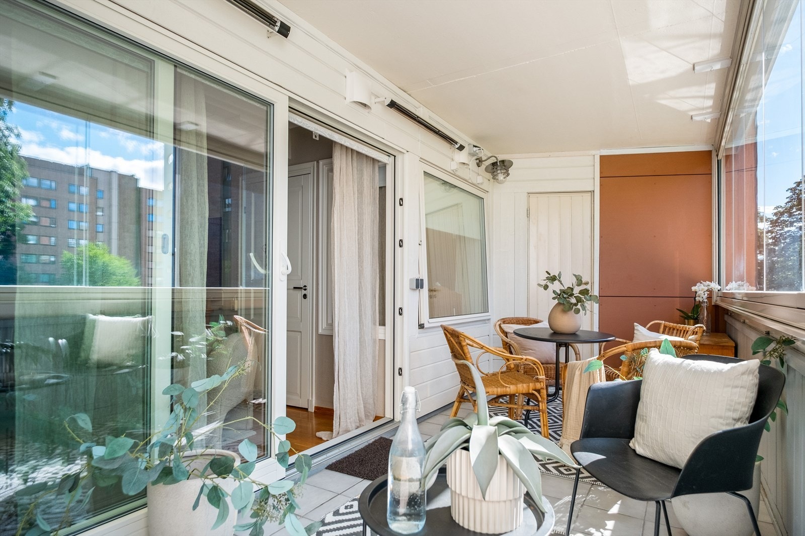 Den flotte balkongen er på ca. 11 kvm og har god plass til både loungesett og spisebord. Galleribilde