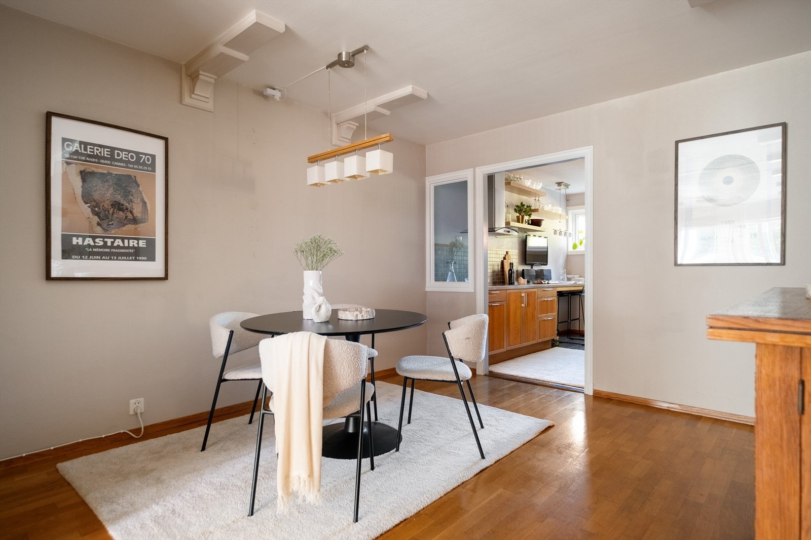 God plass til spisebord, med tilknytning til separat kjøkken. Galleribilde